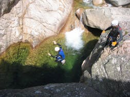 Un homme saute dans une piscine naturelle lors d'une sortie Canyoning aquatique dans le canyon de la Vacca à Bavella avec Corsica Madness.