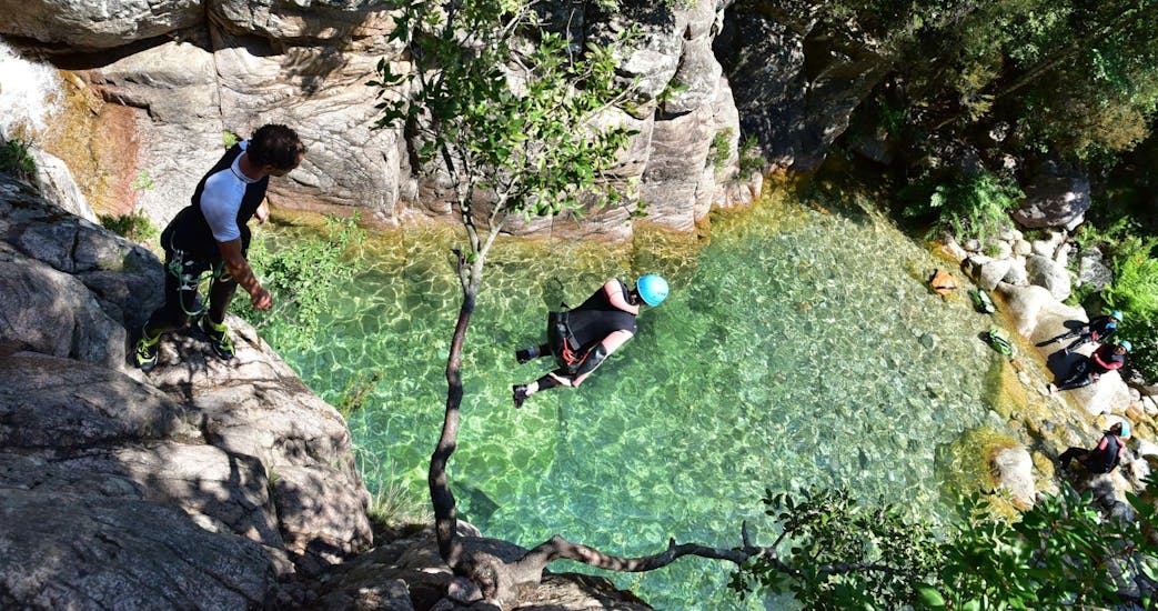 Un homme saute dans une piscine naturelle lors d'une sortieCanyoning aquatique dans le canyon de la Vacca à Bavella avec Corsica Madness.