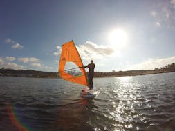 Privater Windsurfkurs für Erwachsene - Alle Levels mit SurfingMalta.