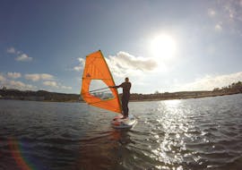 Privélessen windsurfen in Mellieha vanaf 16 jaar met Surfing Malta.