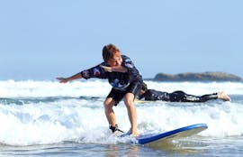 Clases de surf para niños (5-9 años) en playa Côte des Basques con La Vague Basque Surf School Biarritz.
