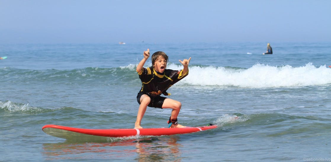 Lezioni di surf per bambini (5-9 anni) sulla spiaggia di Côte des Basques.