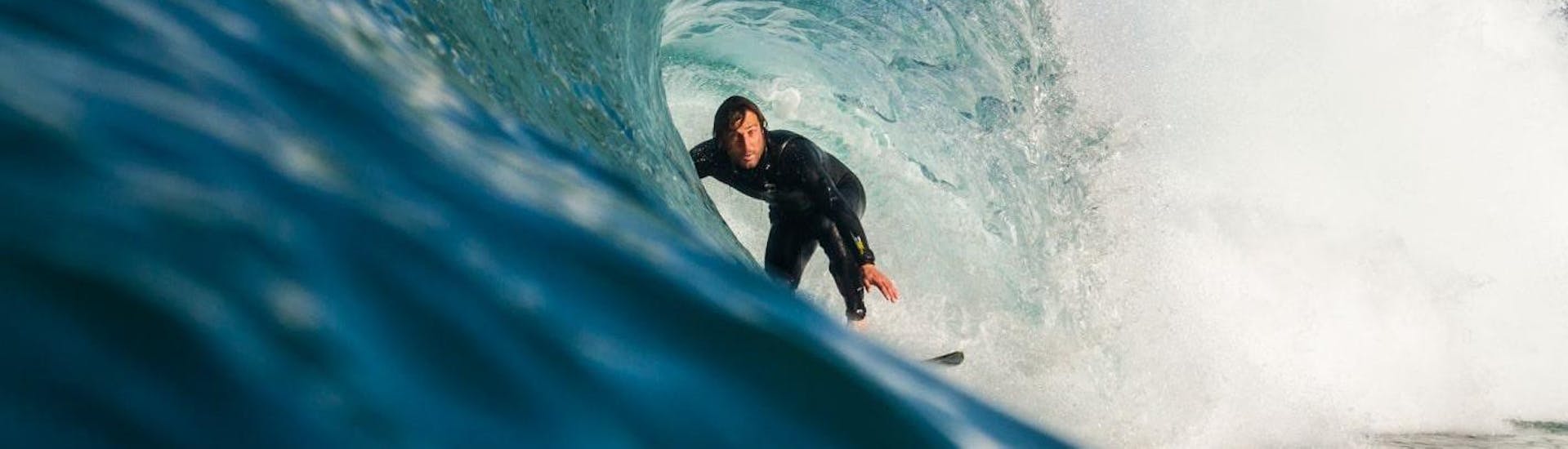 Ein Mann genießt die Surf-Tour der Ericeira Surf School.
