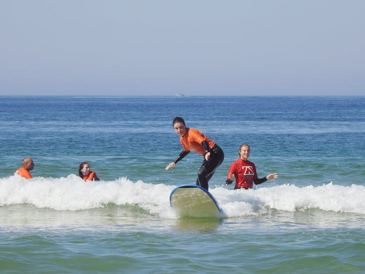Un gruppo di amici durante le lezioni di surf (da 8 anni) ad Albufeira per principianti con Albufeira Surf & SUP con Albufeira Surf & SUP.