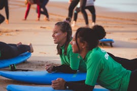 Un gruppo di amici che seguono le lezioni di surf (da 8 anni) ad Albufeira per principianti con Albufeira Surf & SUP.