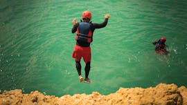 Un hombre saltando en el agua mientras Coasteering en Albufeira - Aventuras costeras con Albufeira Surf & SUP.