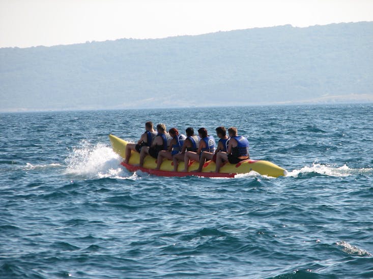 Una famiglia si gode un giro in banana boat nel Golfo del Quarnero.