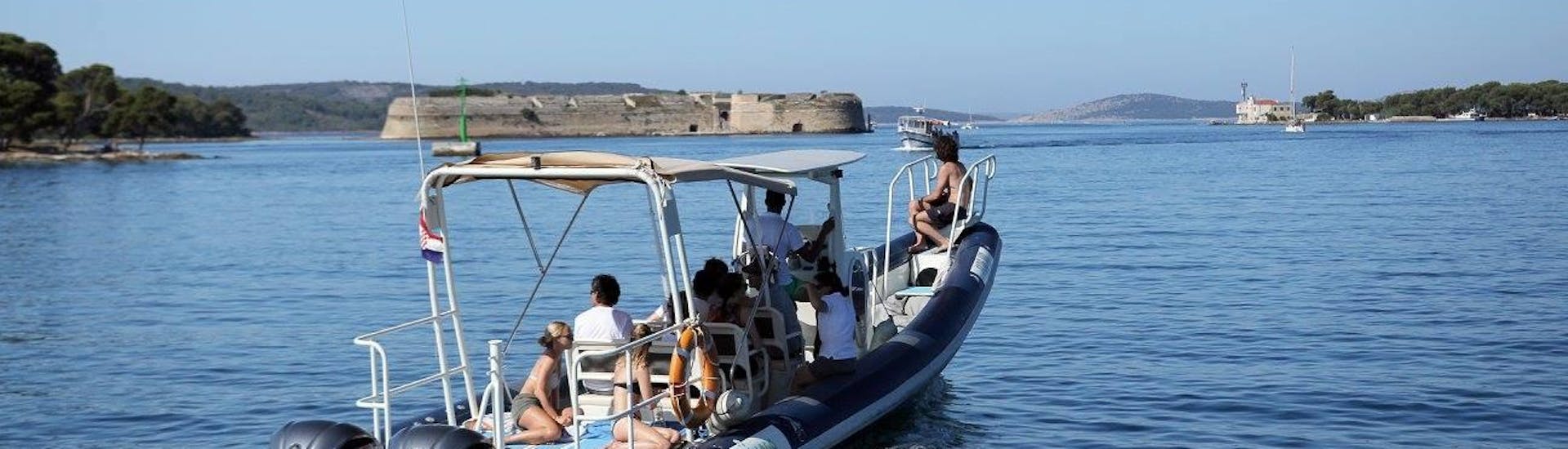 Gita privata in barca a Krka National Park con bagno in mare e osservazione della fauna selvatica.