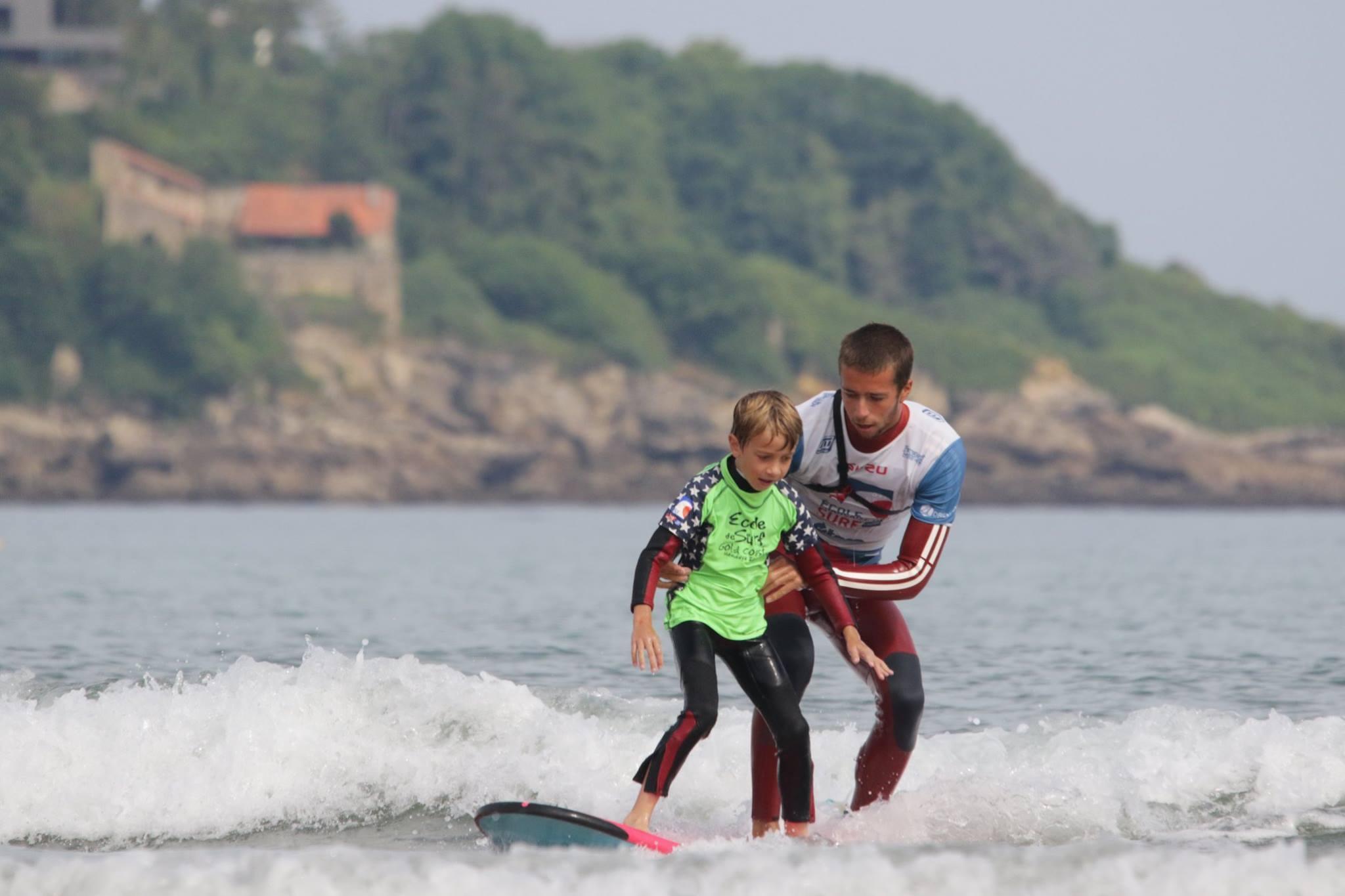 ▷ Cours de Surf pour Enfants & Adultes - Débutant à partir de 45 € -  CheckYeti