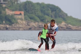 Een jongen heeft surflessen voor kinderen (5-7 jaar) - Hendaye Beach met Gold Coast Hendaye.
