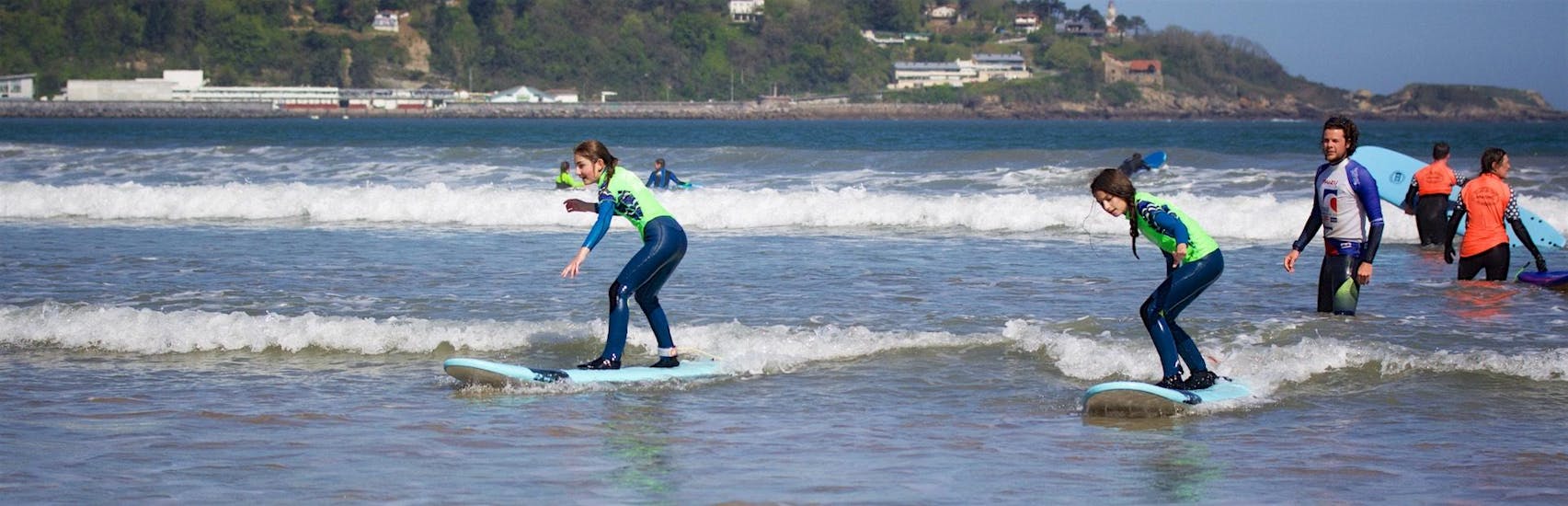 Un enfant s'amuse durant le Cours de Surf - Plage d'Hendaye - Débutant avec Gold Coast Hendaye.