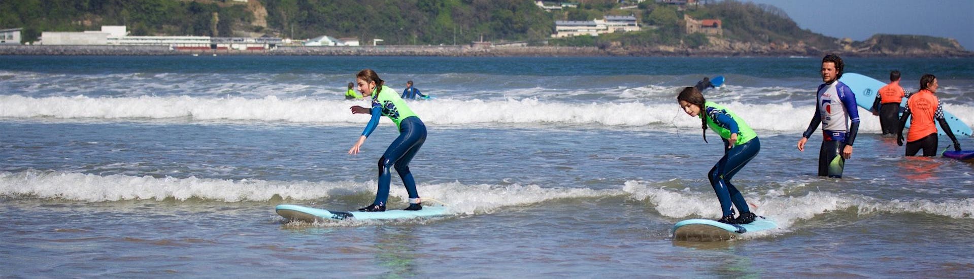 Ein Kind genießt den Surfunterricht - Hendaye Beach - Anfänger mit Gold Coast Hendaye.