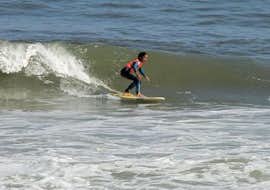 Advanced Surf Lessons on Hendaye Beach with Gold Coast Surf School Hendaye A kid is learning during Surfing Lessons - Hendaye Beach - Advanced activity by Gold Coast Hendaye.