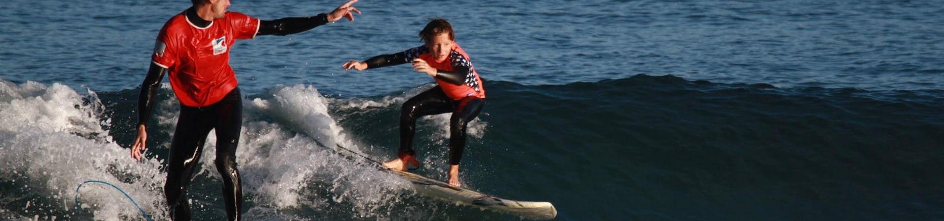 Un niño está surfeando durante el Curso de Surf - Hendaya Beach - Intermedio con Gold Coast Hendaya.