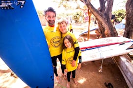 Un père et sa fille pendant leurs cours de surf pour enfants et adultes à l'école de surf Moana.