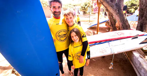 Surfkurs (ab 15 J.) am Guincho Beach für Anfänger mit Moana Surf School Cascais Ein Vater und seine Tochter während ihres Surfunterrichts für Kinder und Erwachsene bei der Moana Surf School.
