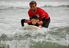 Privater Surfunterricht (ab 7 J.) am Strand von Hendaye mit Gold Coast Surf School Hendaye Ein Kind, das eine Lektion während eines privaten Surfunterrichts - Hendaye Beach - All Levels mit Gold Coast Hendaye.