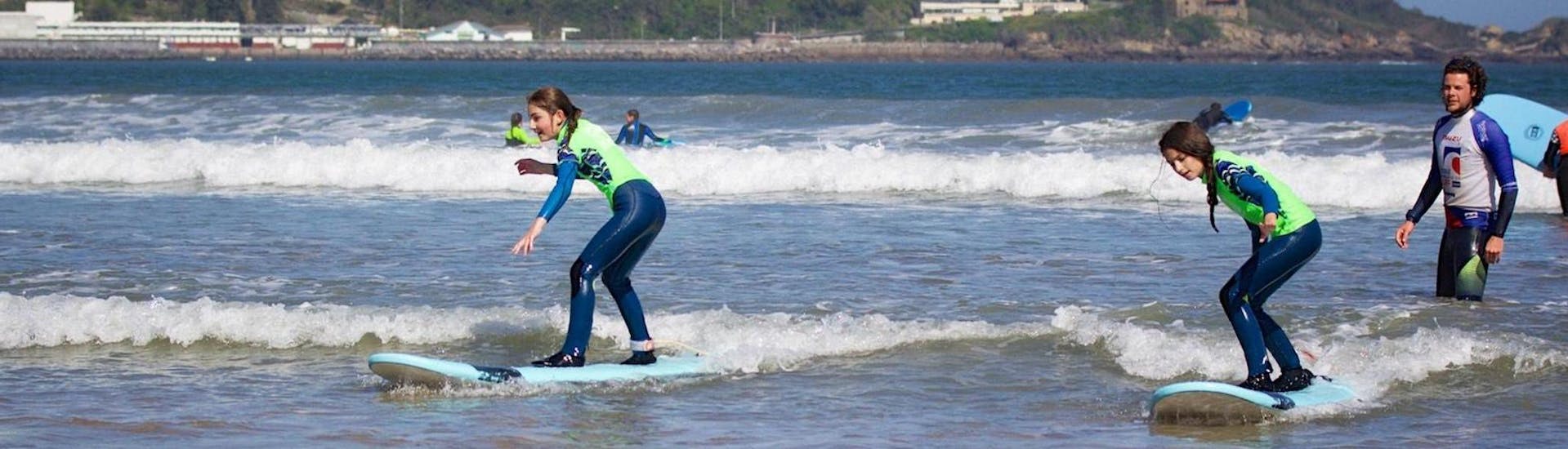 Een kind heeft privé-surflessen - Hendaye Beach - Alle niveaus met Gold Coast Hendaye.