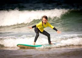 Clases particulares de surf en Cascais para todos los niveles con Moana Surf School Cascais Una niña disfrutando de sus Clases Particulares de Surf (a partir de 5 años) en la Playa de Guincho en Cascais con Moana Surf School Cascais.
