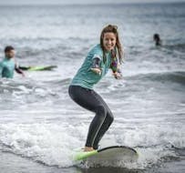 2 men are learning surf thanks to a private surfing lesson with ocean beach in Hendaye.