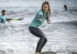 Privater Surfunterricht (ab 5 J.) am Strand von Hendaye mit Surf School Ocean Beach Hendaye 2 Männer lernen das Surfen dank einer privaten Surfstunde am Strand von Hendaye.