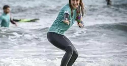 Cours privé de surf (dès 5 ans) sur la plage d'Hendaye avec Surf School Ocean Beach Hendaye Deux hommes apprennent le surf grâce à une leçon de surf privée avec ocean beach à Hendaye.