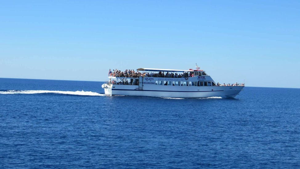 Ein Boot auf einem Ausflug zum Nationalpark Krka mit Destina Boat Excuraions Vodice.