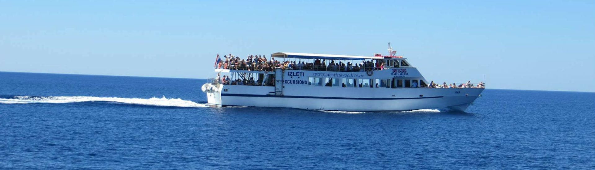 Een boot op reis naar Krka Nationaal Park met Destina Boot Excuraions Vodice.