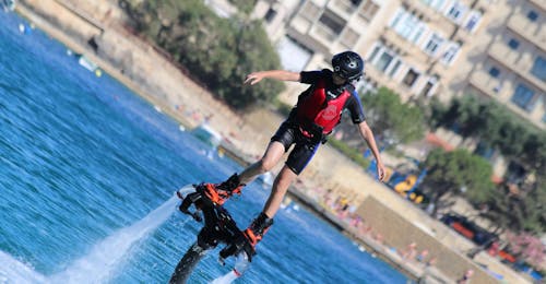 Flyboarding dans la baie de Spinola à St. Julian's avec Flyboard Malta Ltd. Une personne debout sur une planche au-dessus de l'eau lors d'une séance de Flyboard dans la baie de Spinola à St. Julian's avec Flyboard Malta Ltd.