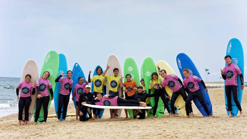 Kinder haben in der Nebensaison Surfkurse auf dem Plage Sud in Hossegor mit ihrem Lehrer von Tao Magic Glisse.