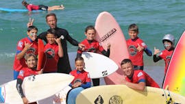 Les enfants suivent des cours de surf sur la Plage Sud à Hossegor en basse saison avec l'instructeur de Tao Magic glisse.
