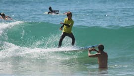 Un enfant effectue un cours de surf privé en basse saison sur la Plage Sud à Hossegor avec un moniteur de Tao Magic Glisse.