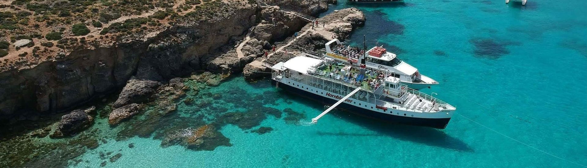 Das Boot ankert während des Bootsausflugs nach Comino mit Blauer Lagune und Santa-Maria-Höhlen, veranstaltet von Hornblower Cruises Bugibba.