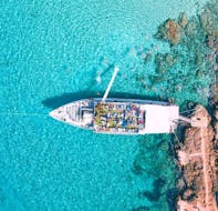 Blick von oben auf das Boot während der von Hornblower Cruises Bugibba veranstalteten Bootsfahrt nach Gozo & Comino einschließlich der Blauen Lagune.