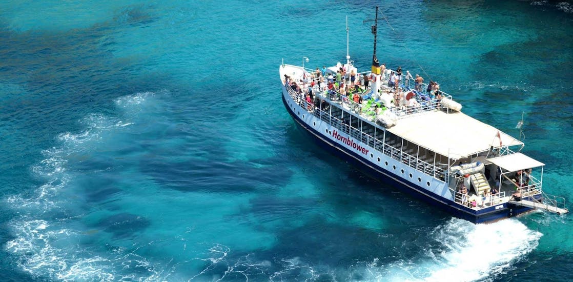 Zijkant van de boot tijdens de boottocht naar Gozo & Comino inclusief de Blue Lagoon georganiseerd door Hornblower Cruises Bugibba.