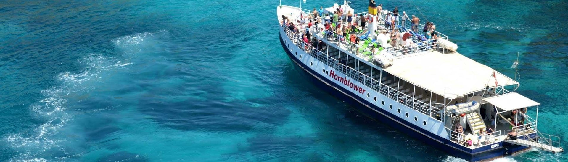 Seitenansicht des Schiffes während der von Hornblower Cruises Bugibba veranstalteten Bootsfahrt nach Gozo & Comino einschließlich der Blauen Lagune.