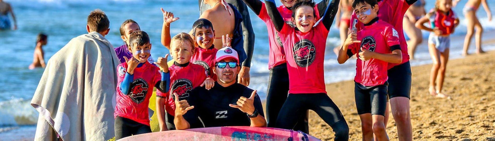 Children are having Surfing Lessonson the Plage Sud in Hossegor in high Season with their instructor from Tao Magic Glisse.
