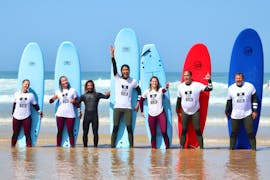 Des surfeurs se tiennent devant sur leur planche de surf avant leur Cours de surf sur la Plage centrale de Lacanau avec Hurley Surf Club Lacanau.