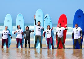 Surfer stehen vor ihrem Surfkurs am Lacanau Centrale Beach mit dem Hurley Surf Club Lacanau auf ihrem Surfbrett.