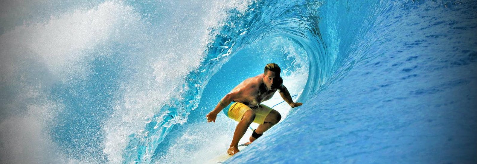Un surfeur prend un tube sur la plage de la Madrague à Anglet.