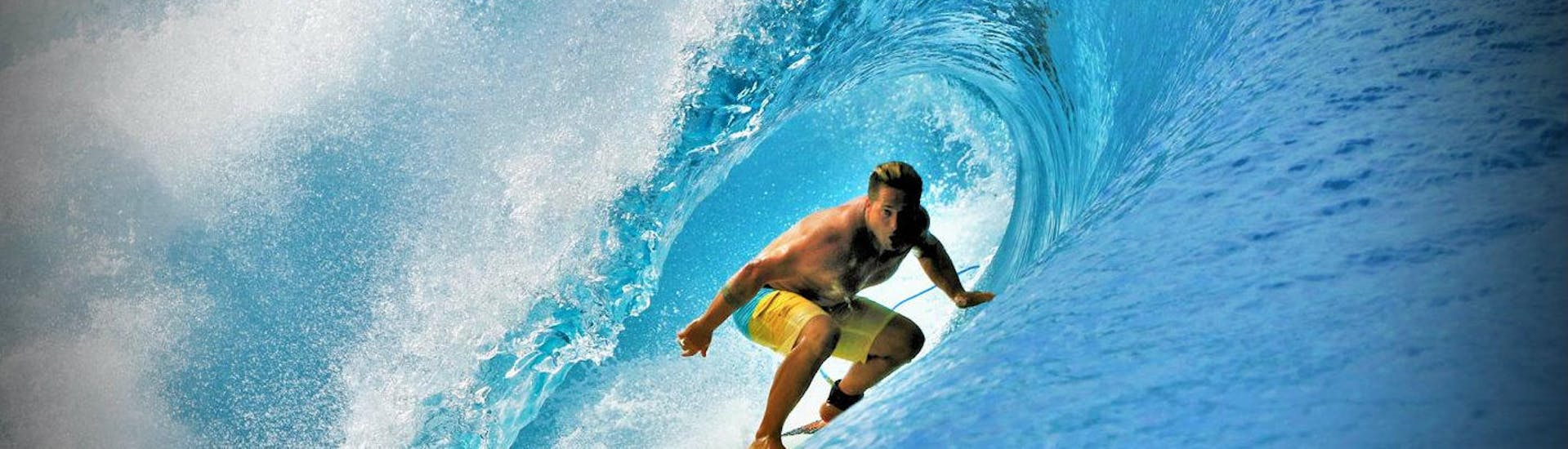 Een surfer neemt een tube op het Madrague strand in Anglet.