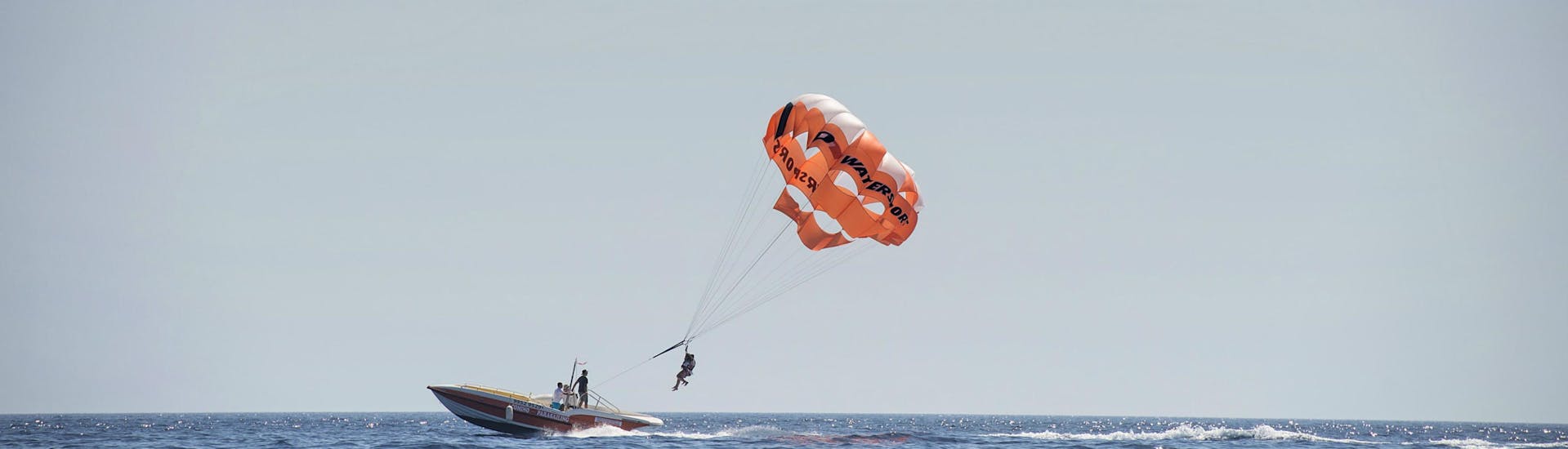 Foto tijdens het parasailen over het Eiland Comino met Palm Beach Water Sports Malta.