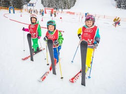 Kinder machen den Kinderskikurs (4 - 12 J.) für alle Könnerstufen bei der Skischule Hopl in Schladming. 