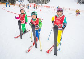 Kinder machen den Kinderskikurs (4 - 12 J.) für alle Könnerstufen bei der Skischule Hopl in Schladming. 
