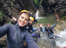 A group of friends is enjoying their Canyoning in Canyon de Montmin - Zen activity with FBI Parapente.