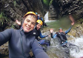 Un groupe d'amis participent au Canyoning dans le canyon de Montmin - Zen avec FBI Parapente.