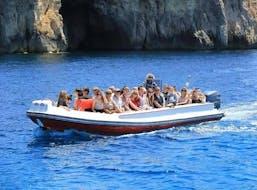 Speedboottocht naar Blue Lagoon, Comino-grotten en Sightseeing Bustour op Gozo met Oki-Ko-Ki Banis Watersports St Julian's.