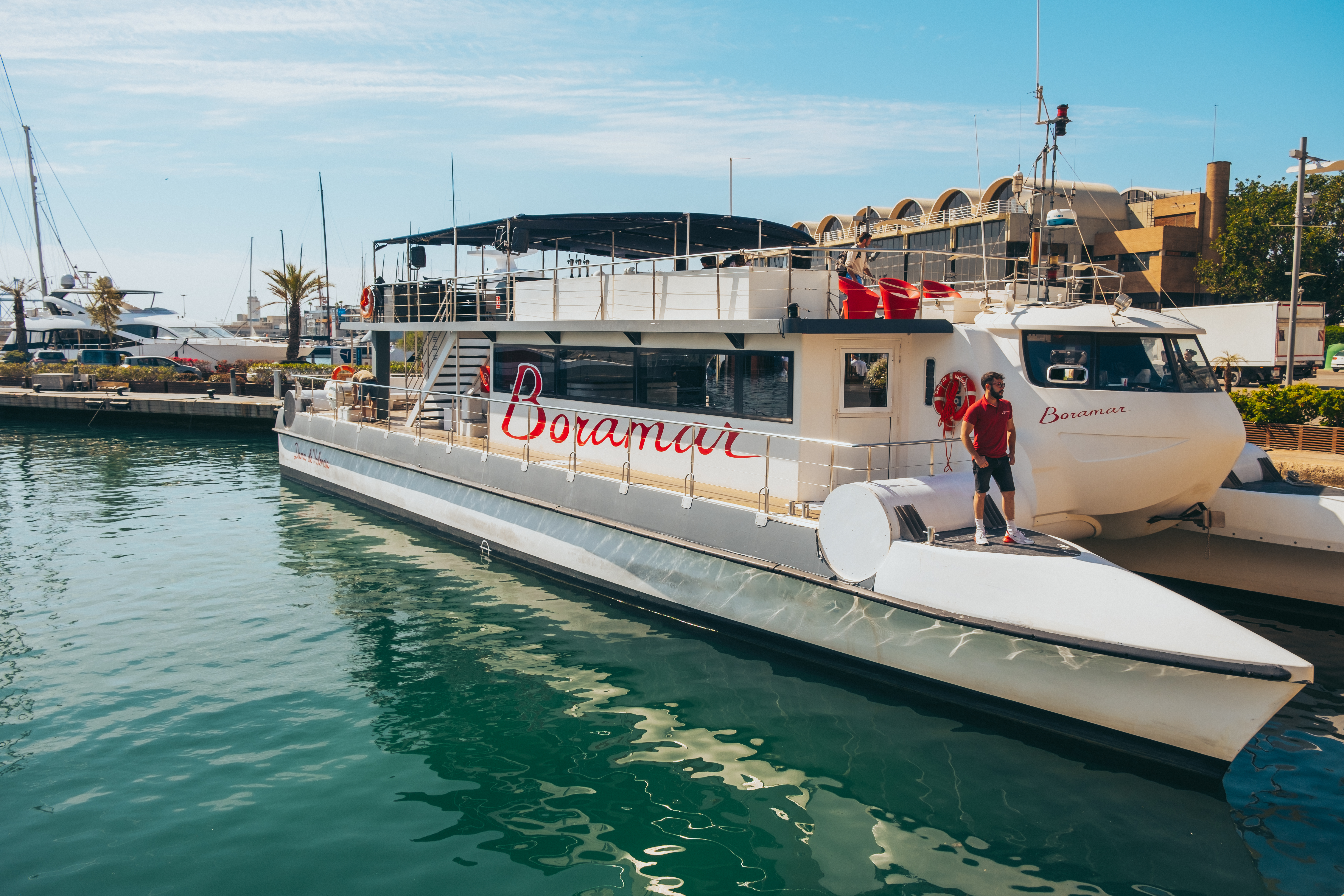 Un bateau au coucher du soleil pendant la balade en bateau à la Marina de Valence avec Boramar Valencia