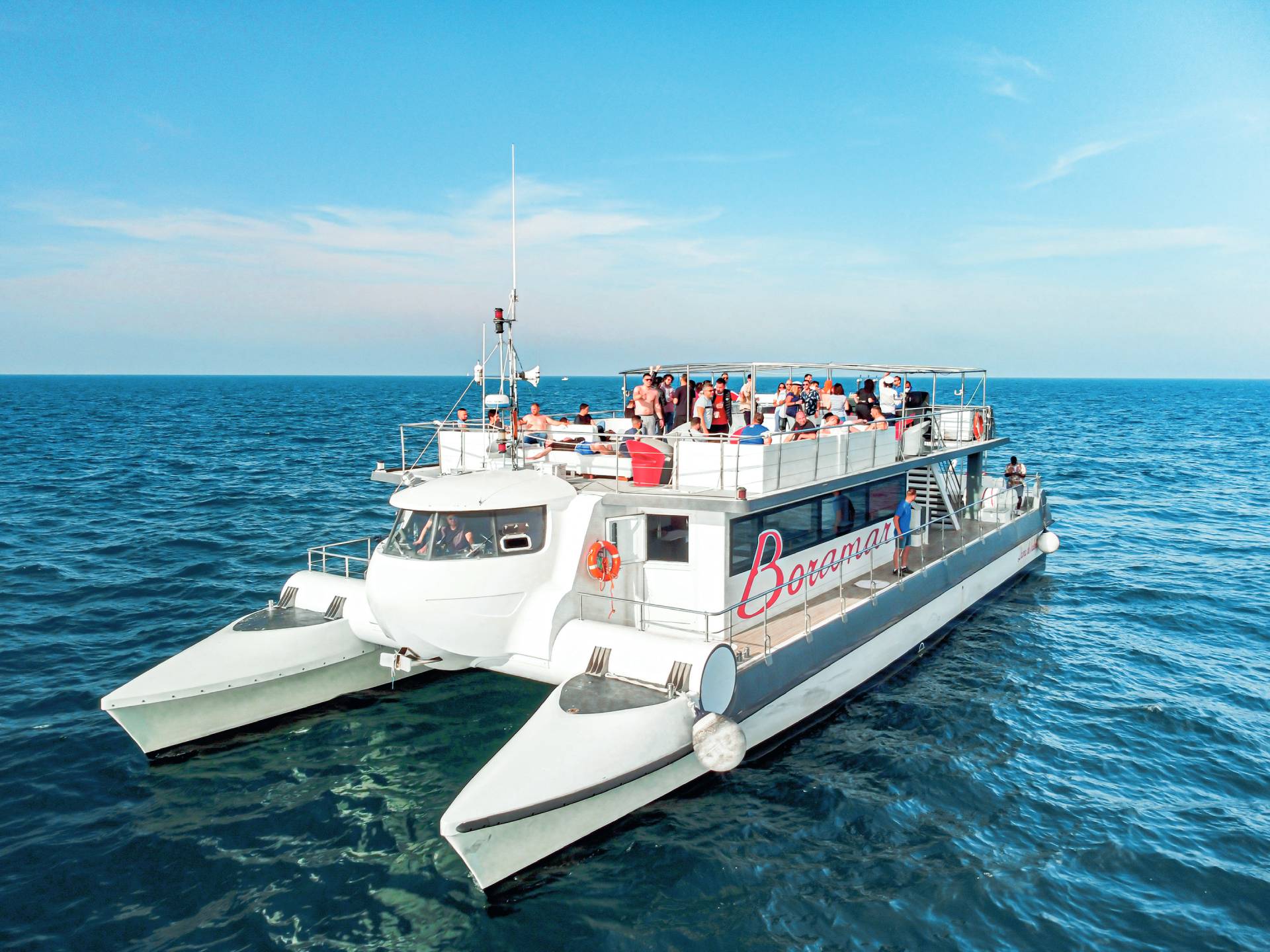 Un bateau au coucher du soleil pendant la balade en bateau à la Marina de Valence avec Boramar Valencia
