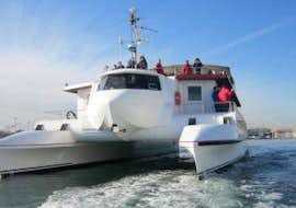 Boottocht rond Marina de Valencia met Boramar Valencia Een schip dat een boottocht maakt rond Marina de Valencia met Boramar Valencia.